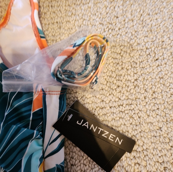 JANTZEN ☆ Tropical One-Shoulder Swimsuit. NWT. Comes with an extra strap - Picture 5 of 6